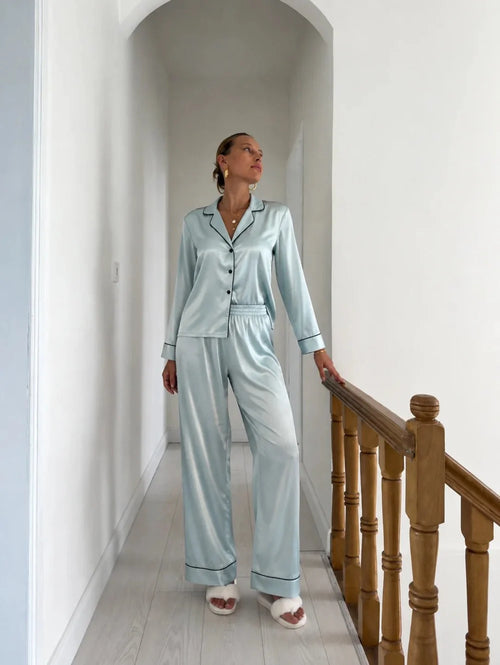 BUZ MAVİSİ BİYELİ SATEN PİJAMA TAKIMI – TenneSecret Pijama Takımları